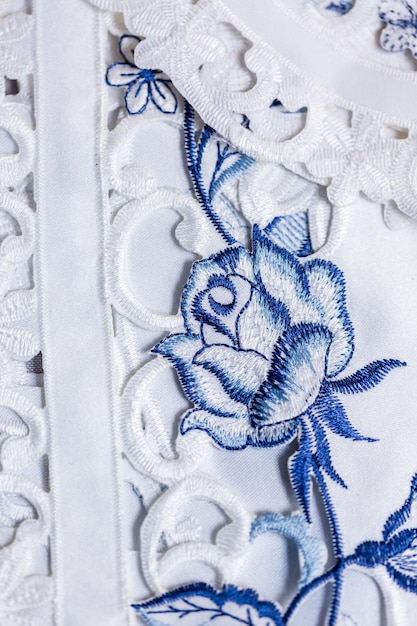haftowana tkanina z wzorem kwiatowym